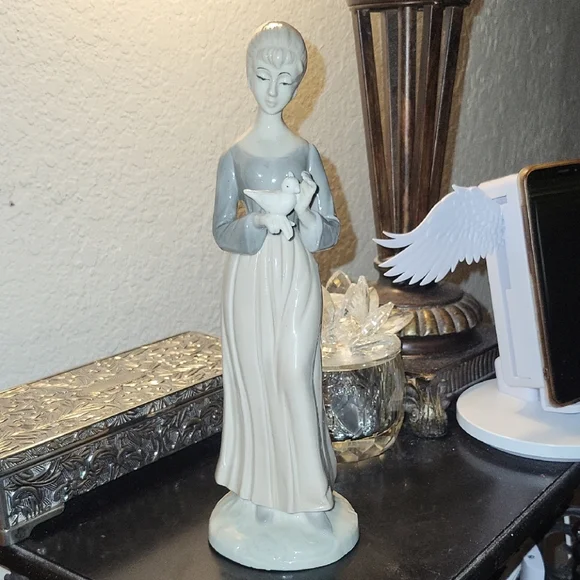 Serene Gray and White Sculpture - Picture 8 of 8